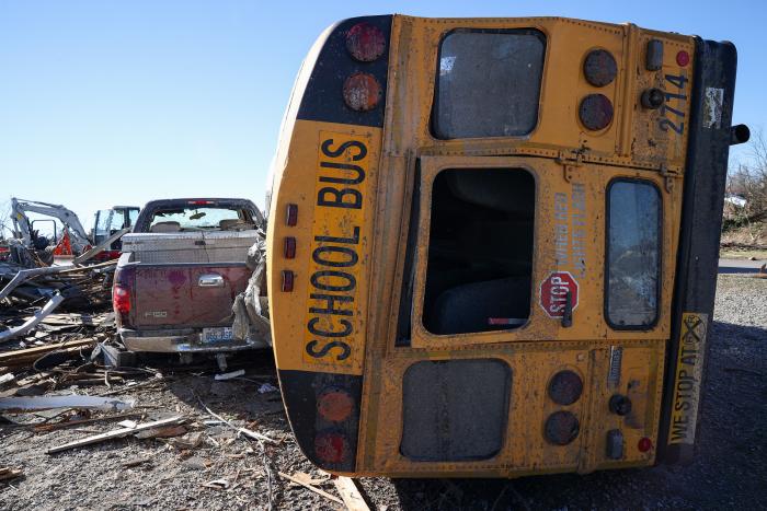 Las autoridades confirman al menos 88 muertos por los tornados en EEUU y temen más víctimas