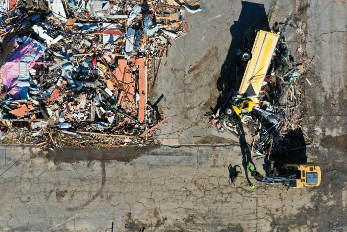 Las autoridades confirman al menos 88 muertos por los tornados en EEUU y temen más víctimas