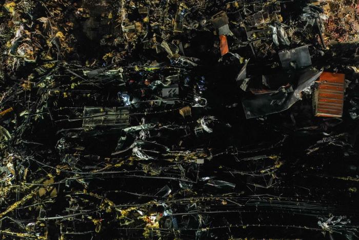 Las autoridades confirman al menos 88 muertos por los tornados en EEUU y temen más víctimas