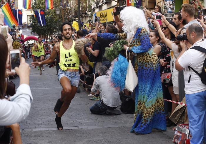 La Carrera de Tacones del Orgullo cumple veinte años tan divertida como siempre