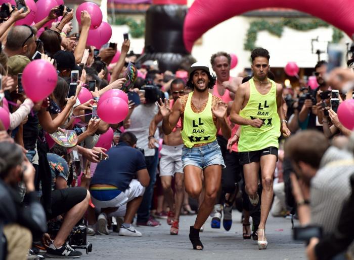 La Carrera de Tacones del Orgullo cumple veinte años tan divertida como siempre
