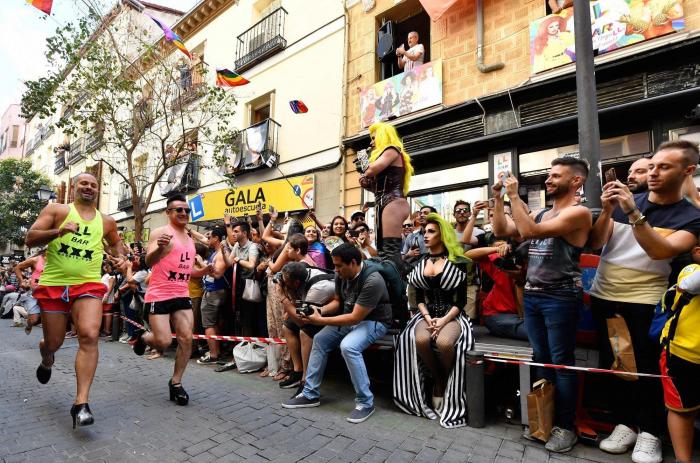 La Carrera de Tacones del Orgullo cumple veinte años tan divertida como siempre