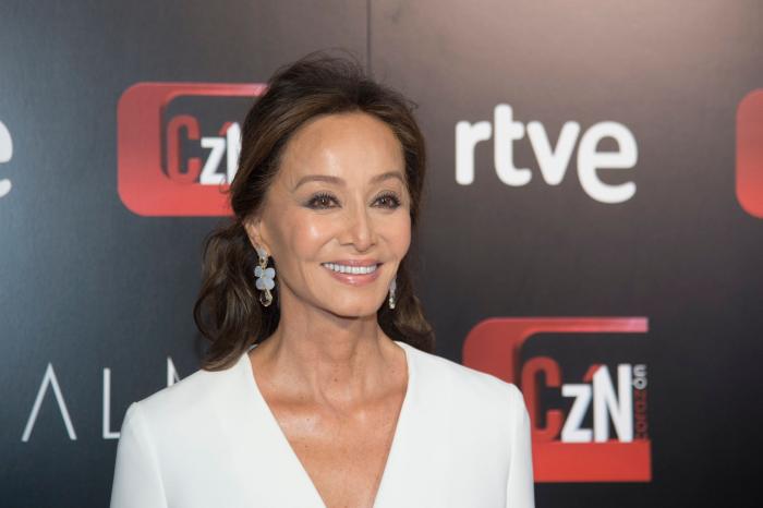 Marta Sánchez se marca un 'Pedroche' y un 'Pataky' en el 20º aniversario de 'Corazón'