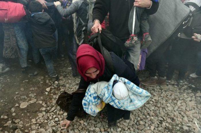 La policía macedonia usa gases lacrimógenos contra los refugiados
