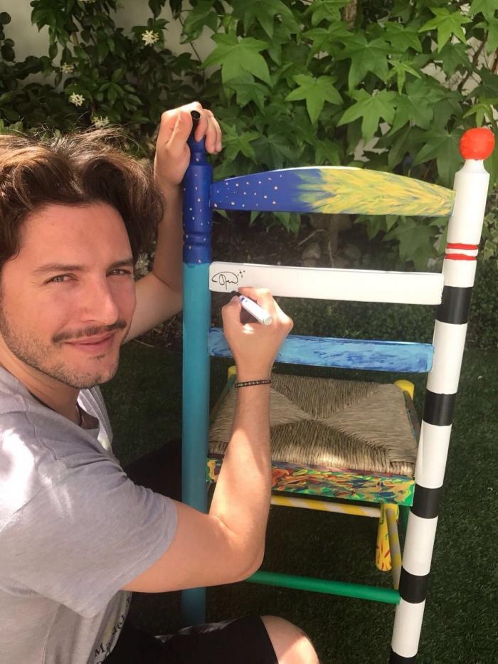 60 personalidades ceden su silla a los refugiados