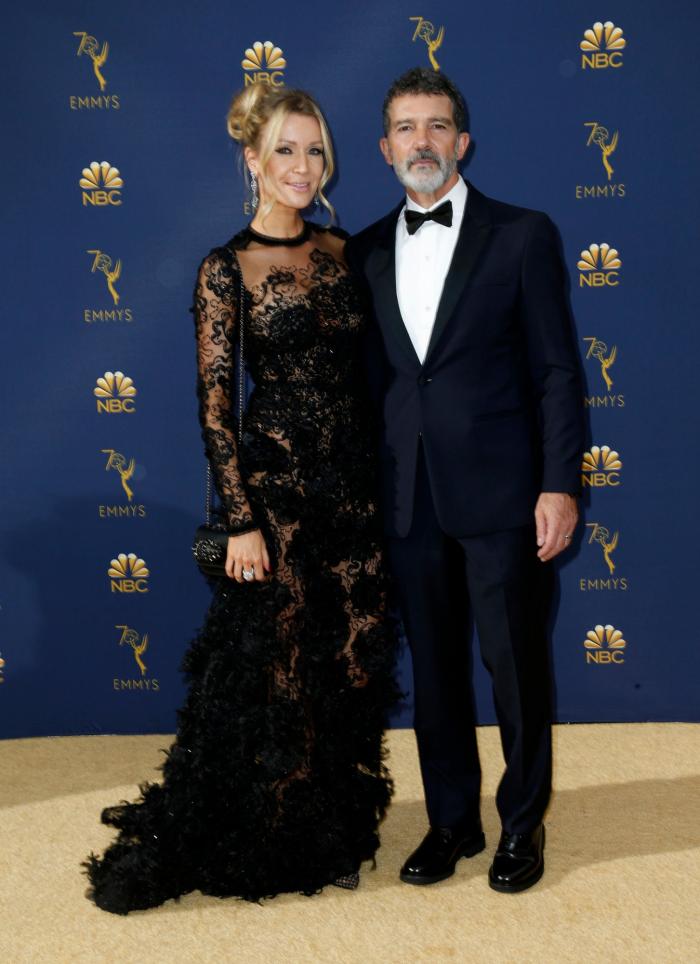 El momento épico (y sin sujetador) en el que Alex Bortsein salió a recoger su Emmy