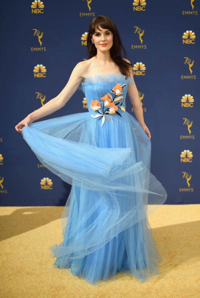 El momento épico (y sin sujetador) en el que Alex Bortsein salió a recoger su Emmy