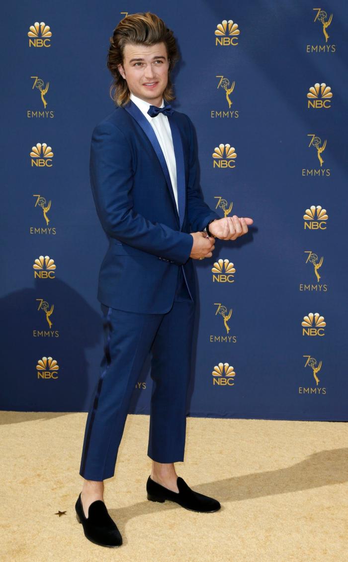 El momento épico (y sin sujetador) en el que Alex Bortsein salió a recoger su Emmy