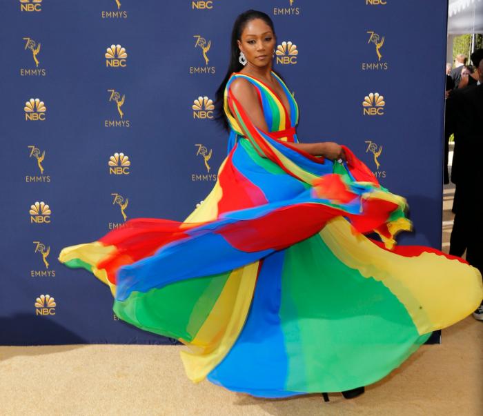 El momento épico (y sin sujetador) en el que Alex Bortsein salió a recoger su Emmy