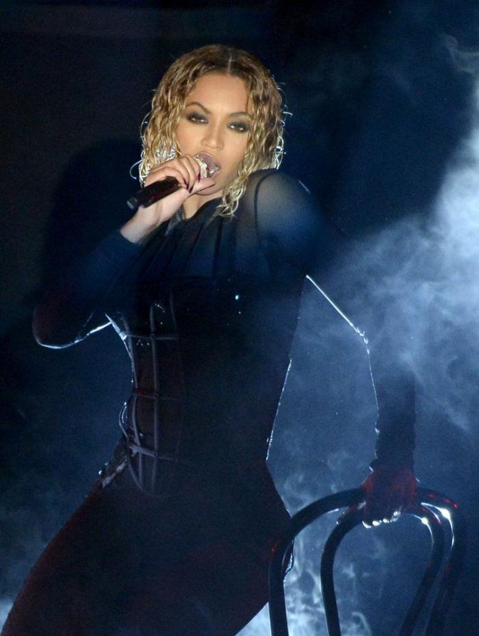 Beyoncé presenta a sus mellizos vestida de moda española