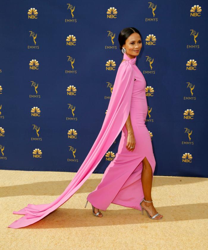 El momento épico (y sin sujetador) en el que Alex Bortsein salió a recoger su Emmy