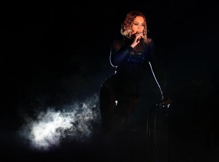 Beyoncé presenta a sus mellizos vestida de moda española