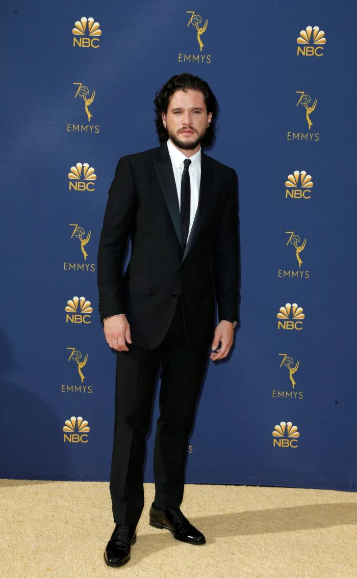 El momento épico (y sin sujetador) en el que Alex Bortsein salió a recoger su Emmy