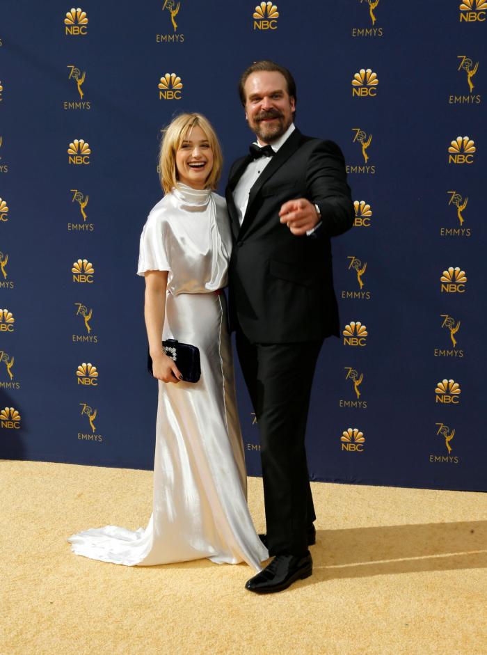El momento épico (y sin sujetador) en el que Alex Bortsein salió a recoger su Emmy