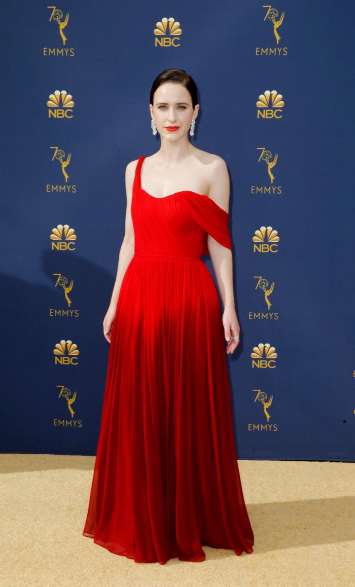 El momento épico (y sin sujetador) en el que Alex Bortsein salió a recoger su Emmy