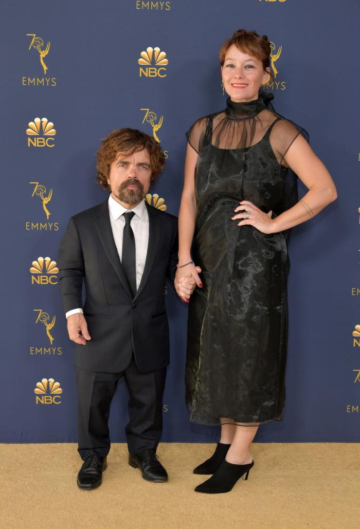 El momento épico (y sin sujetador) en el que Alex Bortsein salió a recoger su Emmy