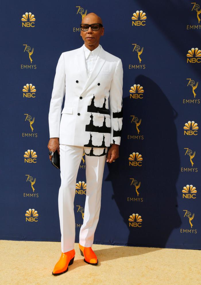 El momento épico (y sin sujetador) en el que Alex Bortsein salió a recoger su Emmy