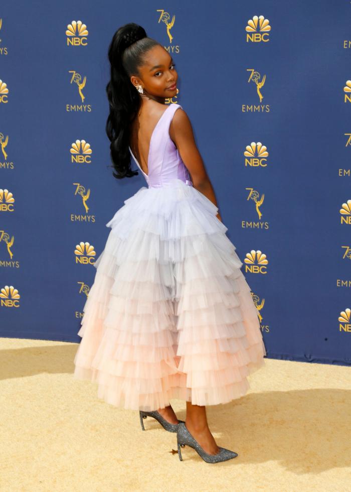 El momento épico (y sin sujetador) en el que Alex Bortsein salió a recoger su Emmy