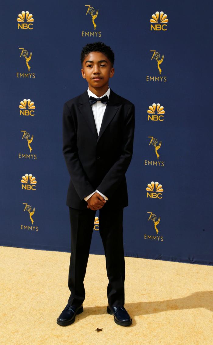 El momento épico (y sin sujetador) en el que Alex Bortsein salió a recoger su Emmy