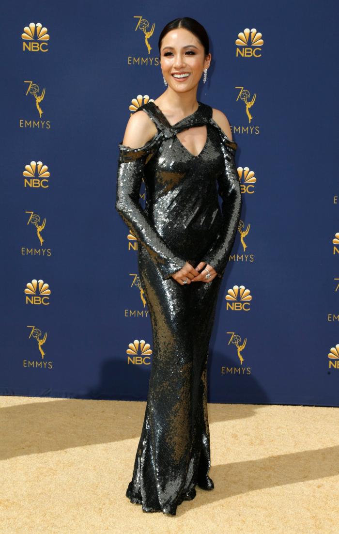 El momento épico (y sin sujetador) en el que Alex Bortsein salió a recoger su Emmy