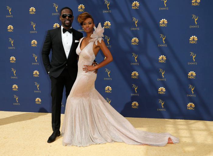 El momento épico (y sin sujetador) en el que Alex Bortsein salió a recoger su Emmy