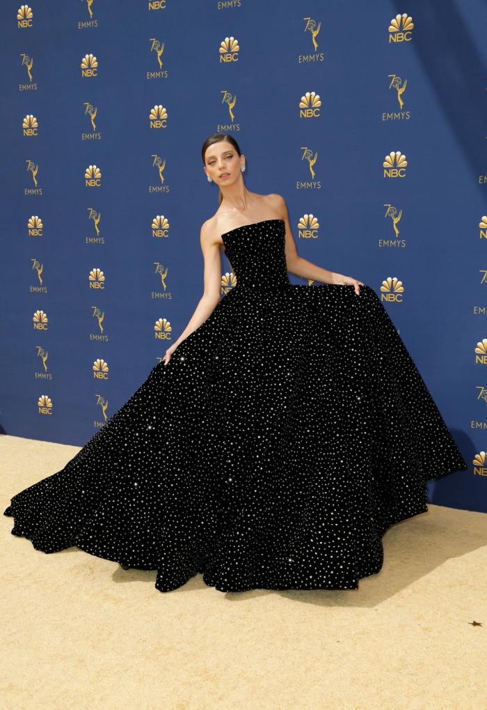 El momento épico (y sin sujetador) en el que Alex Bortsein salió a recoger su Emmy