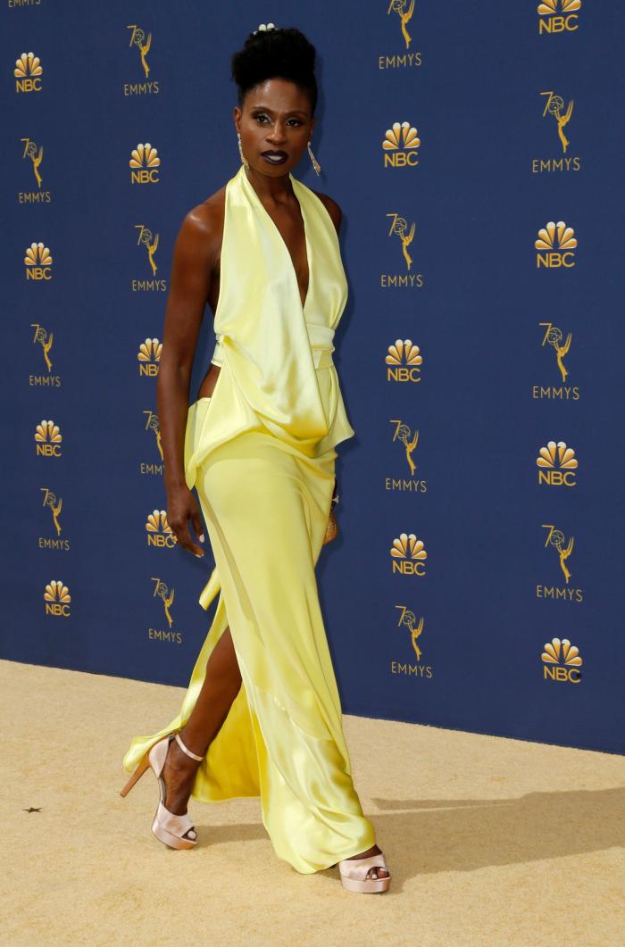 El momento épico (y sin sujetador) en el que Alex Bortsein salió a recoger su Emmy