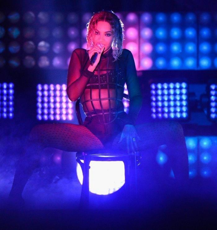 Beyoncé presenta a sus mellizos vestida de moda española