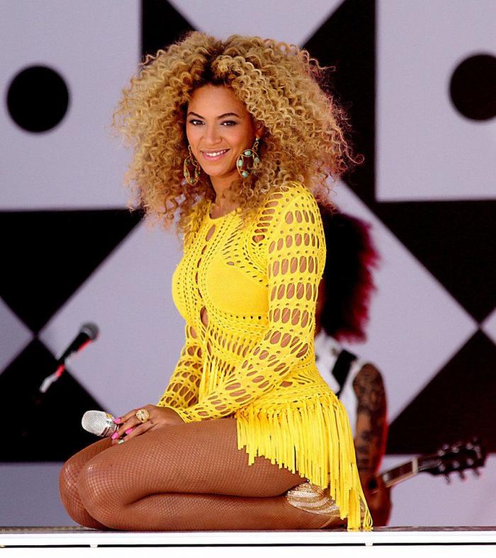 Beyoncé presenta a sus mellizos vestida de moda española