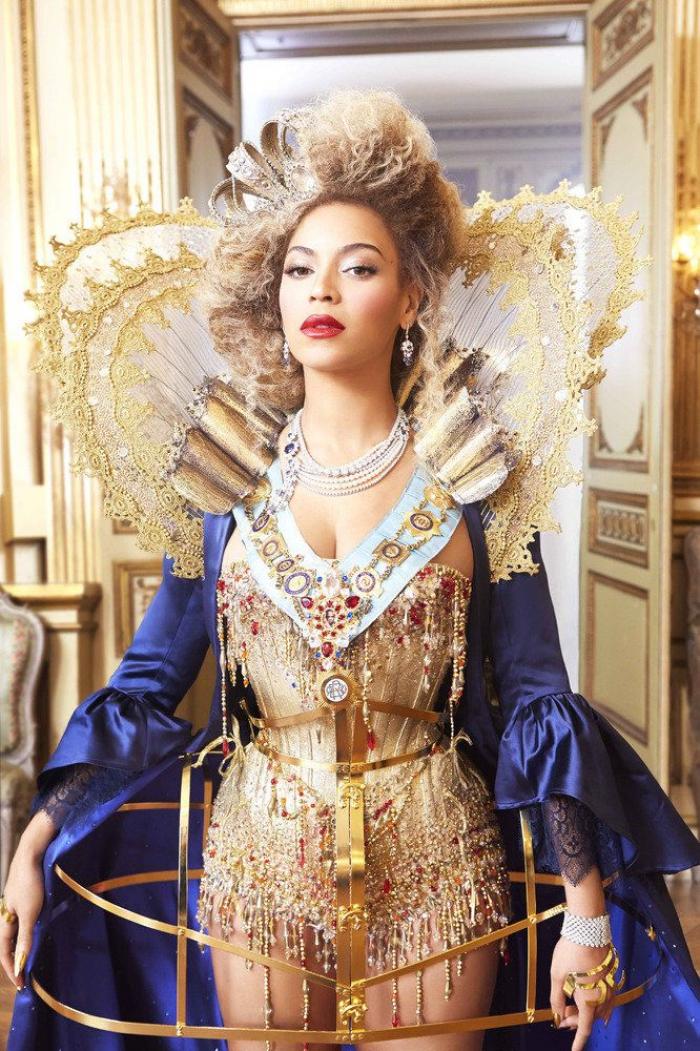 Beyoncé presenta a sus mellizos vestida de moda española