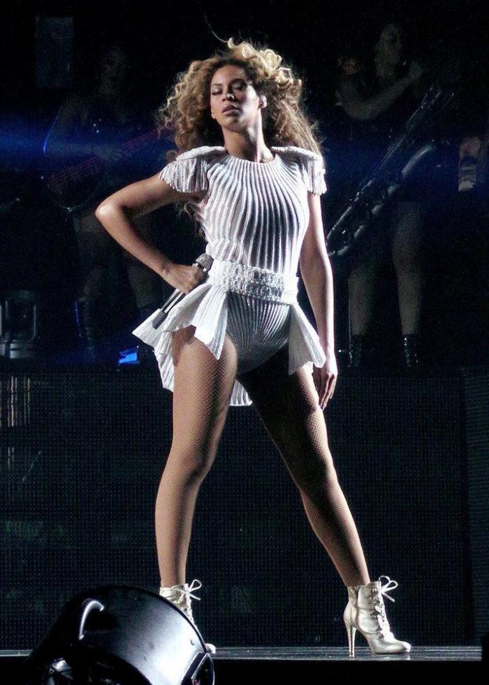 Beyoncé presenta a sus mellizos vestida de moda española