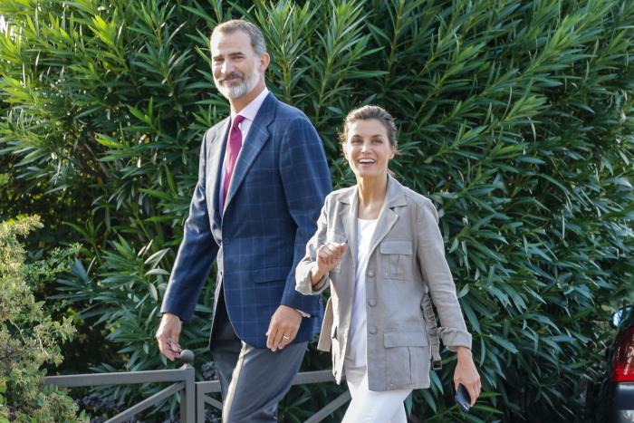 La reina Letizia: ¿cara lavada o maquillaje natural para llevar a sus hijas al colegio?
