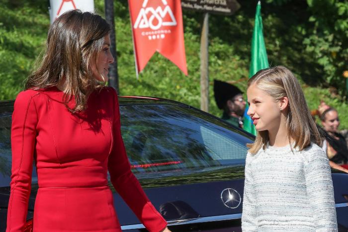 La reina Letizia vuelve a apostar por el rojo en los Centenarios de Covadonga 2018