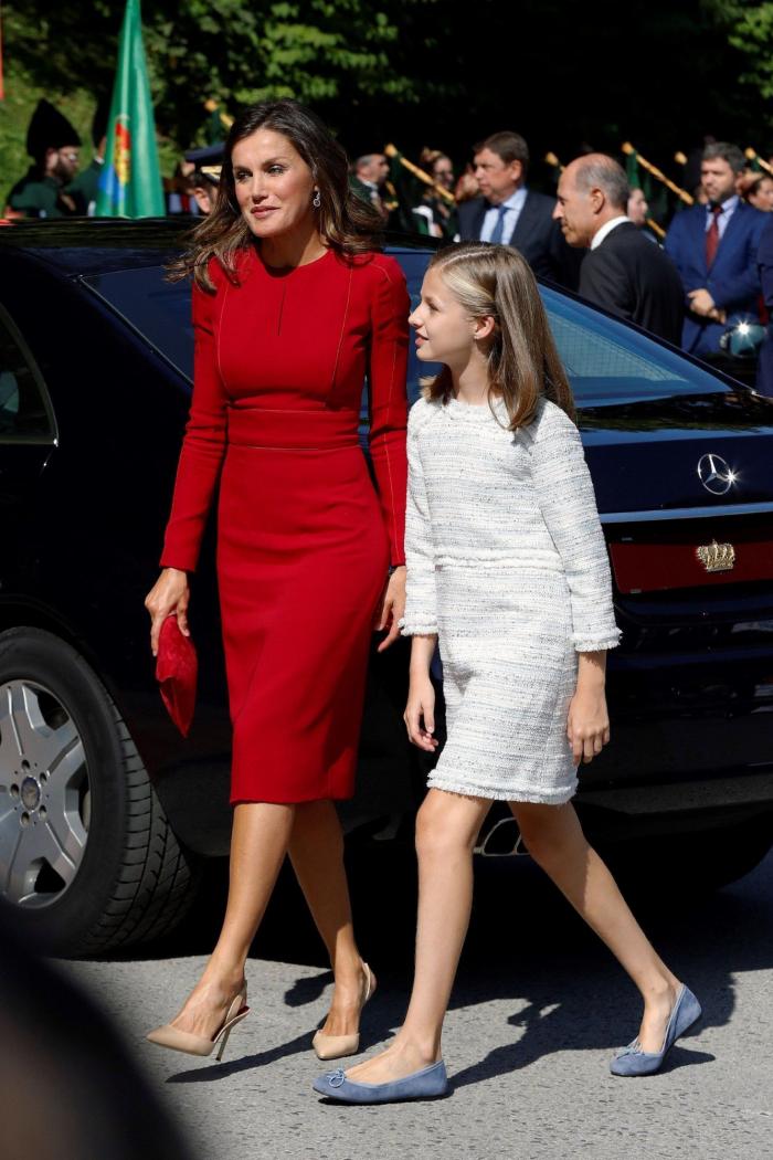 La reina Letizia vuelve a apostar por el rojo en los Centenarios de Covadonga 2018