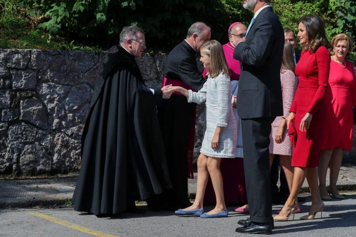 La reina Letizia vuelve a apostar por el rojo en los Centenarios de Covadonga 2018