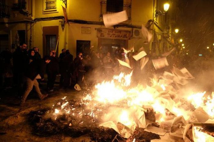 2.000 ejemplares de 'El Diari Indultat' arden en la cremà de las Fallas