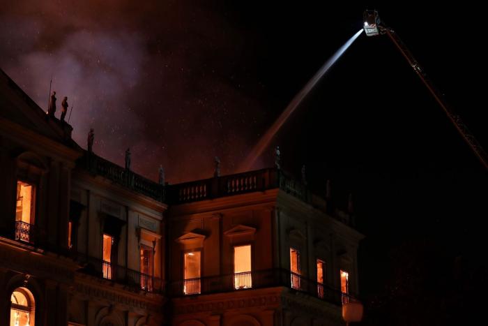 Brasil pierde "200 años de historia" por un voraz incendio en el Museo Nacional