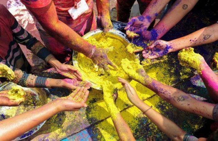 La India se llena de colores para celebrar el festival de Holi (FOTOS)