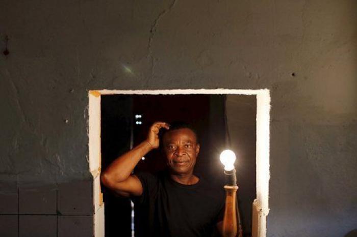 El refugiado que vende pañuelos y va para juez (FOTOS)