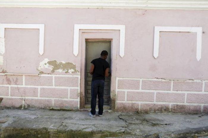 El refugiado que vende pañuelos y va para juez (FOTOS)