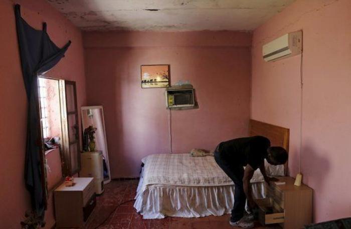 El refugiado que vende pañuelos y va para juez (FOTOS)