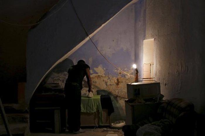 El refugiado que vende pañuelos y va para juez (FOTOS)