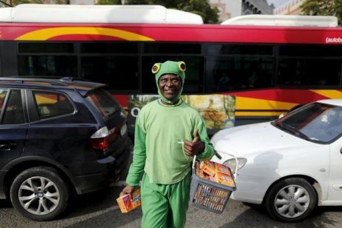 El refugiado que vende pañuelos y va para juez (FOTOS)