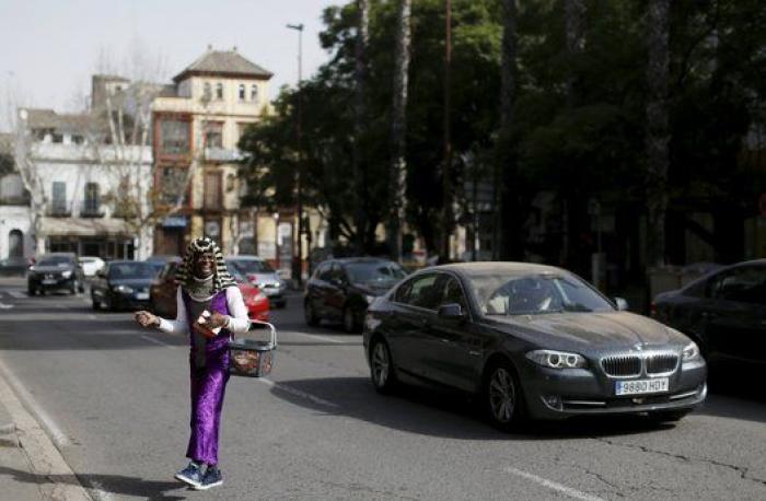 El refugiado que vende pañuelos y va para juez (FOTOS)