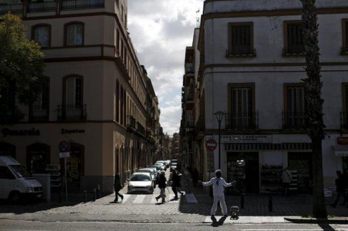 El refugiado que vende pañuelos y va para juez (FOTOS)