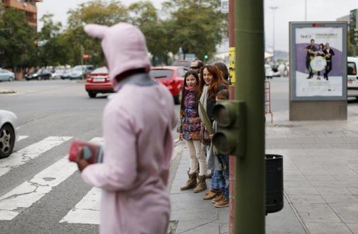 El refugiado que vende pañuelos y va para juez (FOTOS)