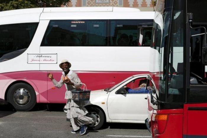 El refugiado que vende pañuelos y va para juez (FOTOS)