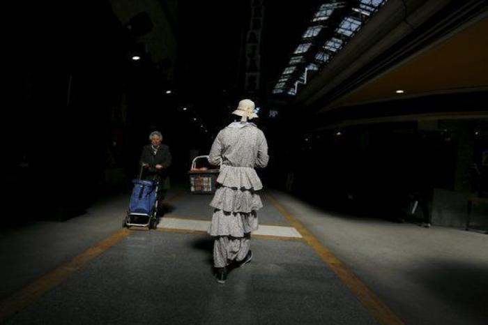 El refugiado que vende pañuelos y va para juez (FOTOS)