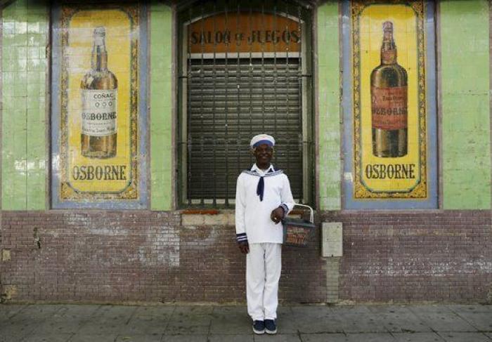 El refugiado que vende pañuelos y va para juez (FOTOS)