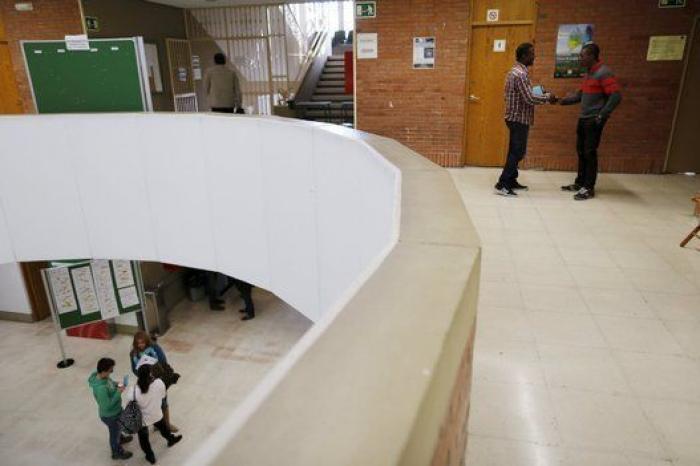 El refugiado que vende pañuelos y va para juez (FOTOS)